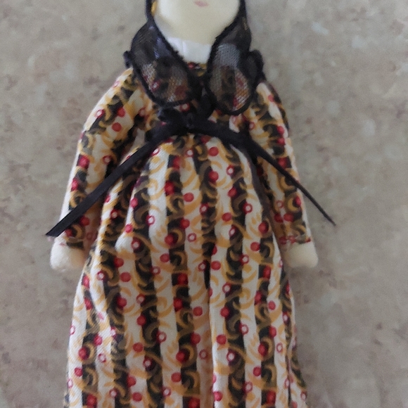 Josafina Nina Doll - Picture 3 of 3